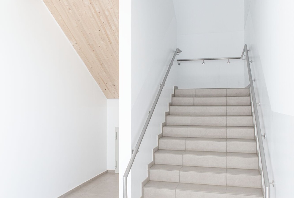 Pestalozzischule – Helle Innenräume mit klarer Linienführung