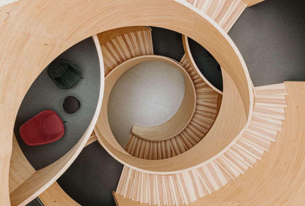 Atrium mit Treppe in Free Form-Holzbauweise