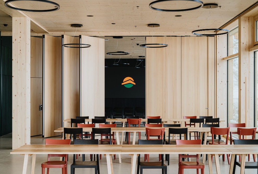 Salle d'événement avec chaises et tables