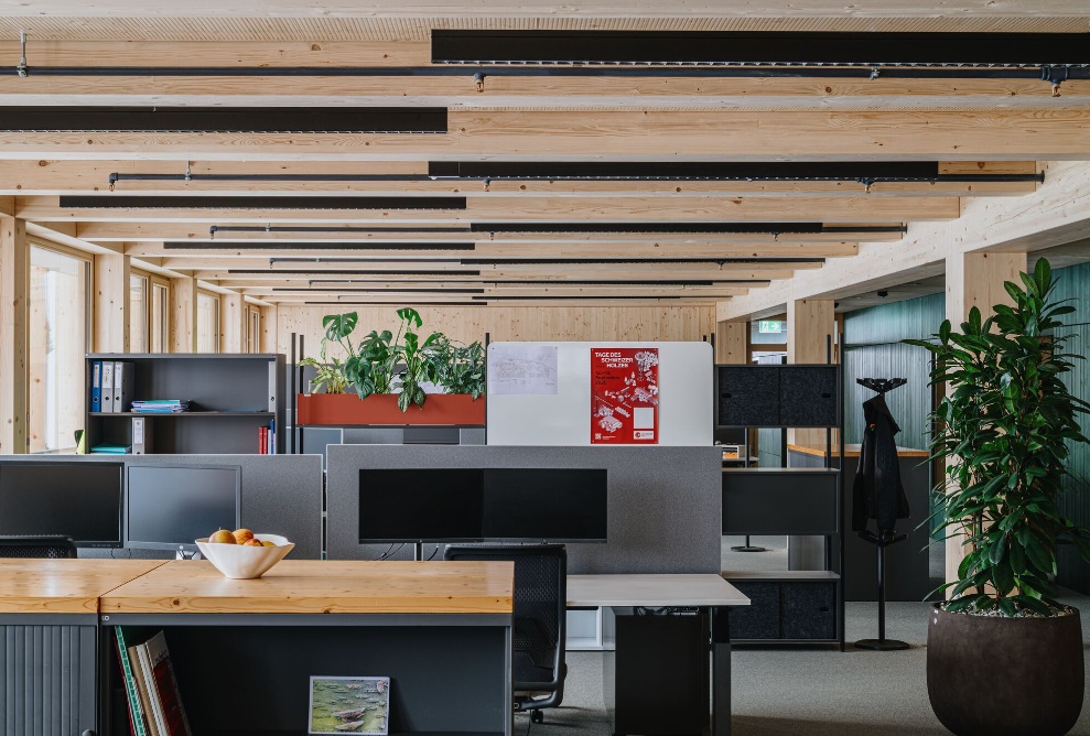 Arbeitsplätze im Bürogebäude