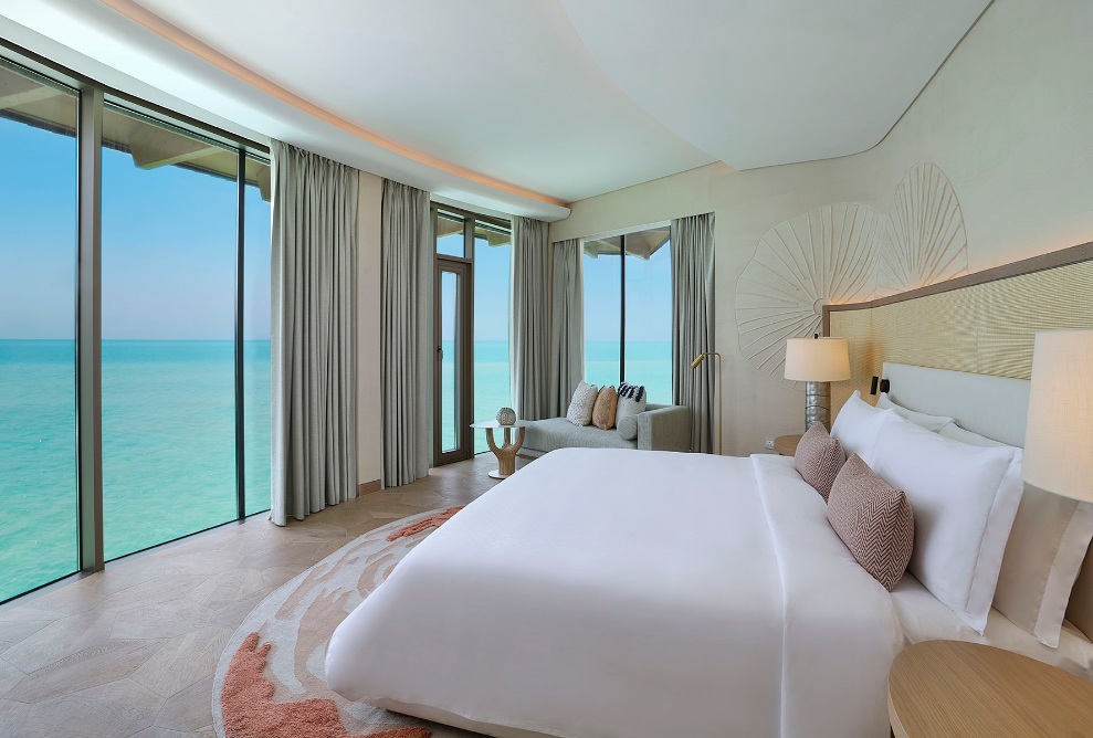 Blick in eine der Wasservillen des Hotels St. Regis Red Sea Resort