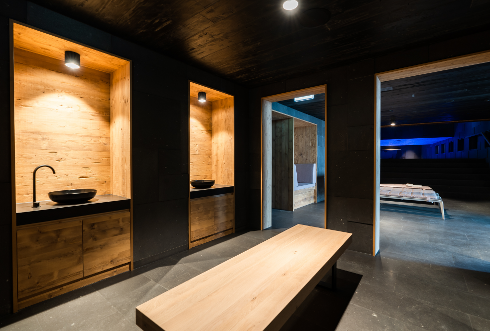 Spa mit Sitzbank und Lavabo
