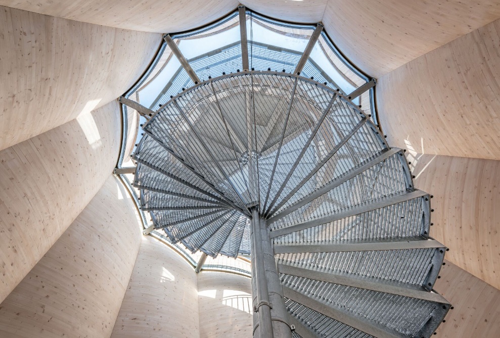 Escalier en acier de la nouvelle tour de Wangen dans l'Allgäu