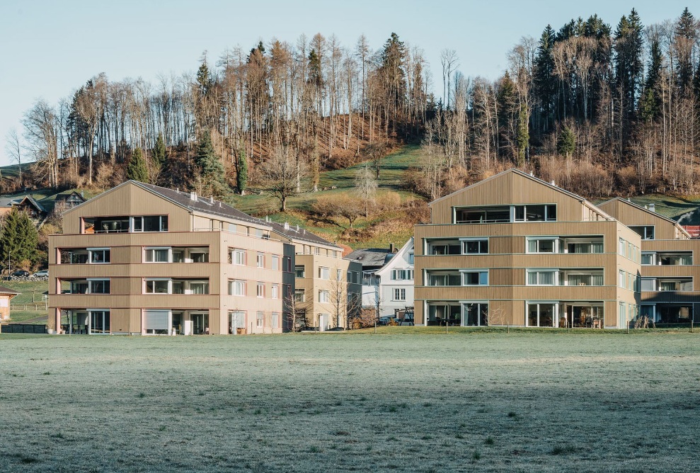 Die Wohnanlage Nöggel in Bühler AR besteht aus 4 Mehrfamilienhäusern.