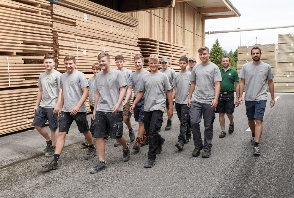 Une photo de groupe avec onze jeunes en formation de menuisier.