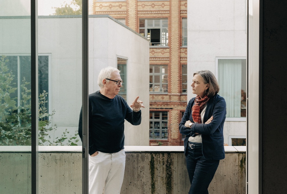 Katharina Lehmann und David Chipperfield vertieft im Gespräch auf der Terrasse